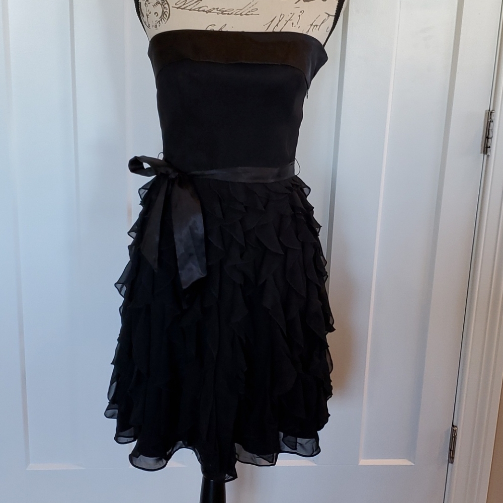White House Black Market Beautiful ruffle dress